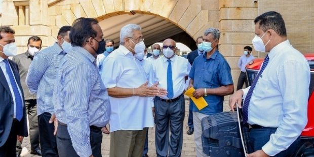 விவசாய இயந்திரங்கள் கையளிப்பு