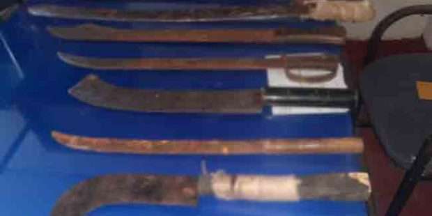 வீட்டில் பதுக்கி வைக்க பட்ட ஆயுதங்களுடன் ஆறு பேர் கைது