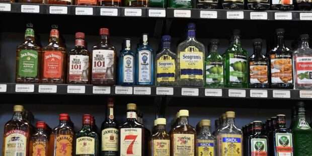 தமிழ் அரசியவாதி சாராய விற்பனையில்