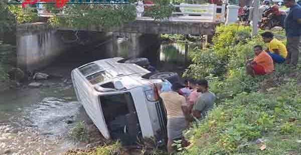 வாய்க்காலுக்குள் கவிழ்ந்த வான்