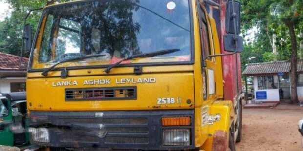 டிப்பர்மோதி பொலிஸ் அதிகாரி காயம்