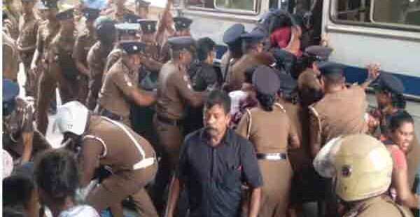 அதிகாரிகளை அடைத்த பட்டதாரிகள் கைது
