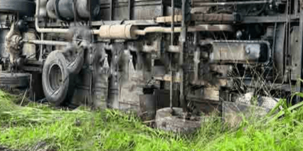 பஸ் புரண்டதில் 27 பேர் காயம்