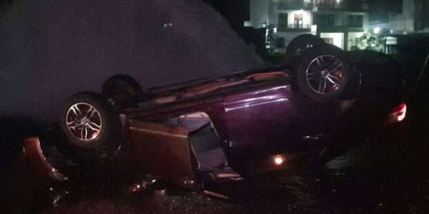 தலைகீழாக கவிழ்ந்த கார்