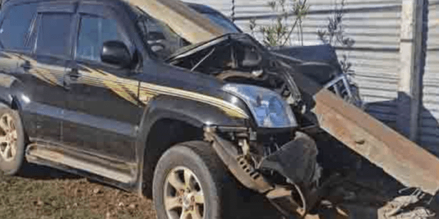 மோதிய கார் மக்கள் காயம்