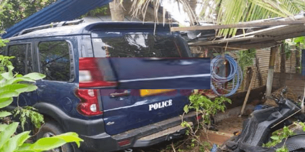 பொலிஸ் வண்டி வீட்டுக்குள் நுழைந்தது