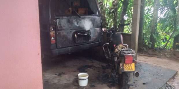 திடீரென பற்றி எரிந்த வாகனங்கள்