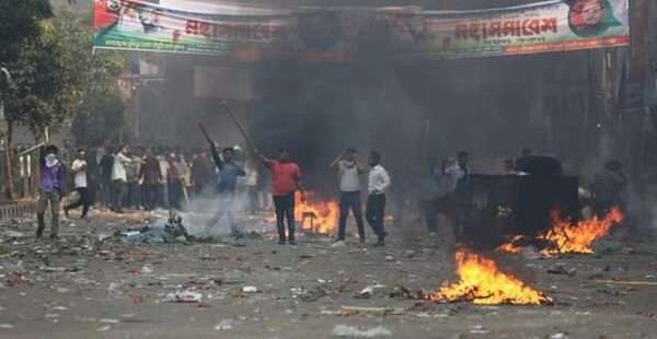 பங்களாதேஷில் பிடித்த போராட்டம் 19பேர் மரணம் நூறு பேர் கைது