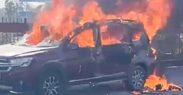 யாழில் எரிக்கப்பட்ட வாகனம்