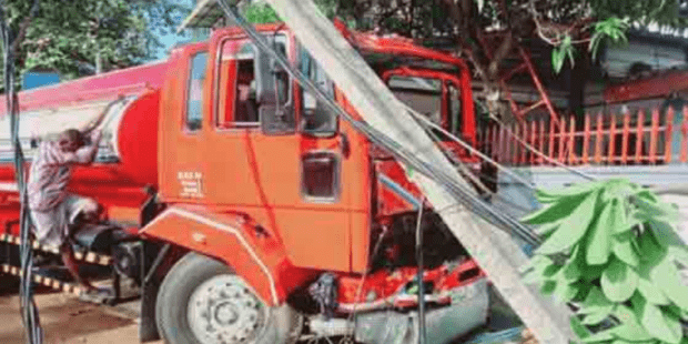 மின்கம்பத்துடன் லொறி மோதியதால் மின்சார சேவைகள் பாதிப்பு