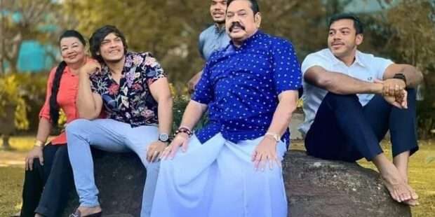 மகிந்த குடும்பம் கழுத்தில் கத்தி