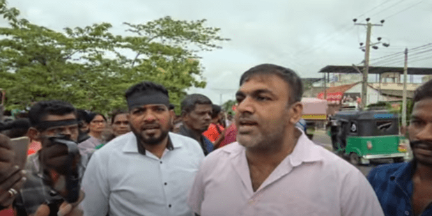 அடித்த மருத்துவர் மயூரனை கைது செய் மக்கள்