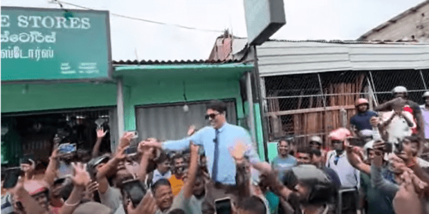 தோளில் தூக்கி கொண்டாடிய மக்கள்