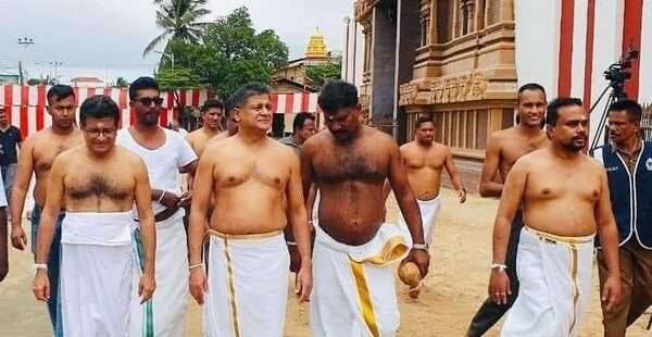 நல்லூரில் வெள்ளை வேட்டிகள்