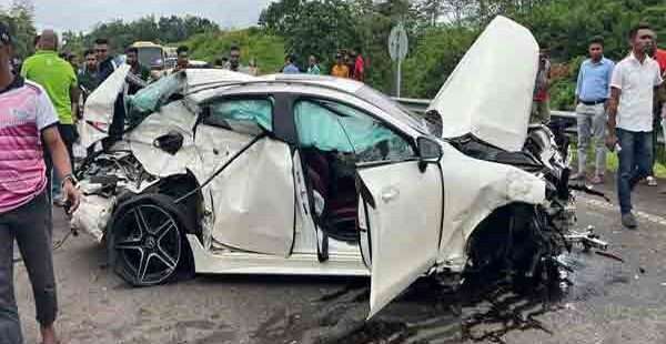 விபத்தில் சிதறியது மருத்துவர் கார்