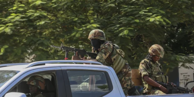 ஹைட்டியில் ஹெலிகாப்டரை நடுவானில் தாக்கினர்