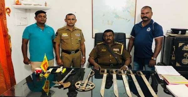 பொலிஸாரால் மீட்பு ஆயுதங்கள்