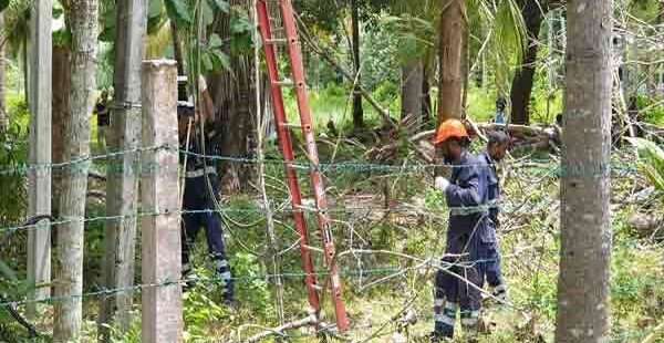 மஹிந்தவின் வீட்டுக்கு வழங்கிய மின்சார கம்பிகள் அகற்றம்