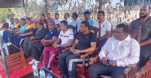 குப்பை யாழில் ஆளுநர் பொறுக்கினார்