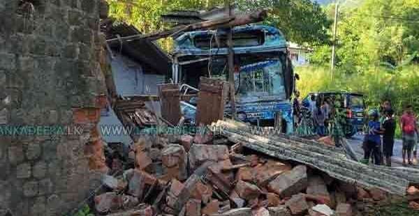 மதிலை கவிழ்த்து வீட்டுக்குள் நுழைந்த பஸ்
