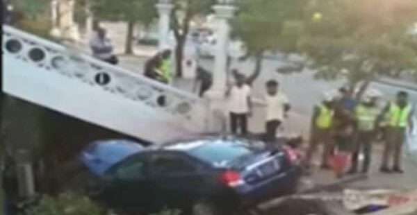 லேக்ஹவுஸ் கட்டிடத்தில் கார் மோதி விபத்து