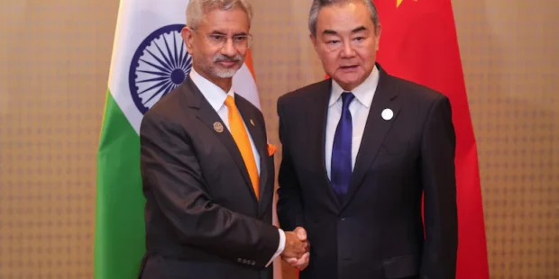 இந்தியா சீனா திடீர் சந்திப்பு