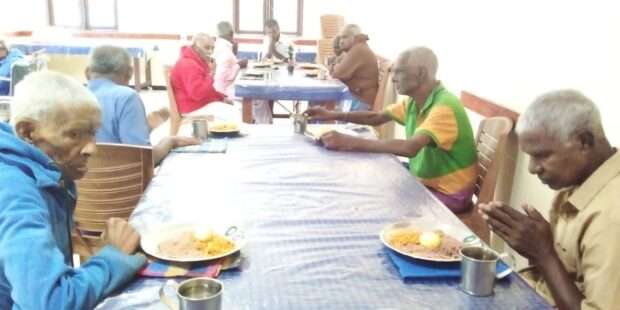 அர்ச்சுனாட வெற்றி உணவு வழங்கி கொண்டாடிய பெண்