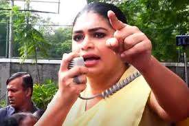 ஹிருணிக்காவுக்கு தேசிய பட்டியல் கொடுக்க முயற்சிக்கிறோம்