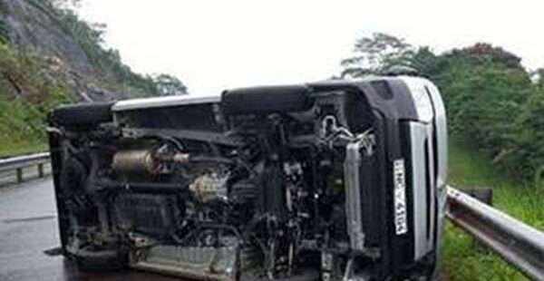 சாலையில் கவிழ்ந்த கார்