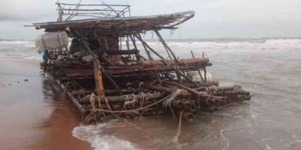 இலங்கையில் கரையோரங்கிய மர்ம படகு