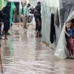 வெள்ளத்தில் தவிக்கும் காசா மக்கள்