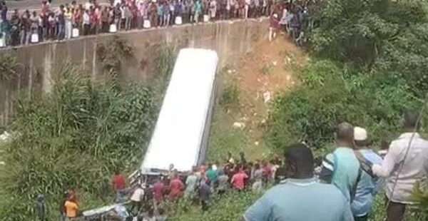 பள்ளத்தாக்கில் பாய்ந்த பேருந்து பலர் பலி