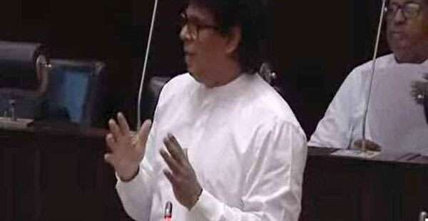 பாராளுமன்றில் சண்டை அரிசி தட்டுப்பாடு