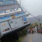 சாரதி தூங்கியதால் பேருந்து விபத்து 12 பேர் காயம்