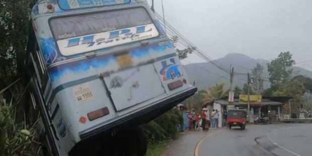 சாரதி தூங்கியதால் பேருந்து விபத்து 12 பேர் காயம்