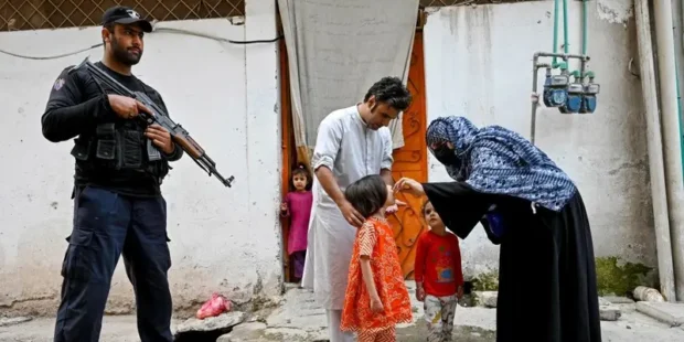 பாகிஸ்தான் போலீஸ் அதிகாரி சுட்டுக் கொல்லப்பட்டார்