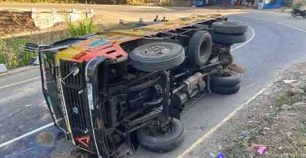 மணலுடன் வீதியில் குடைசாய்ந்த லொறி