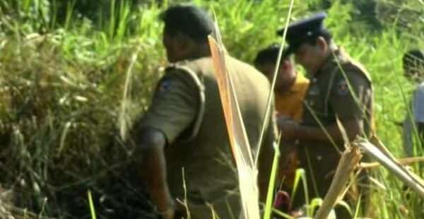 பாதி எரிந்த நிலையில் ஆணின் சடலம் மீட்பு