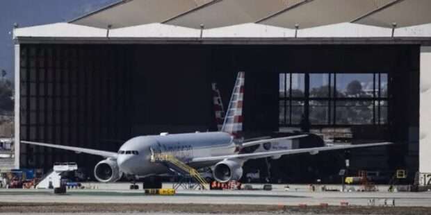 வெடிகுண்டு மிரட்டல் காரணமாக அமெரிக்க விமானம் அவசரமாக தரையிறக்கப்பட்டது