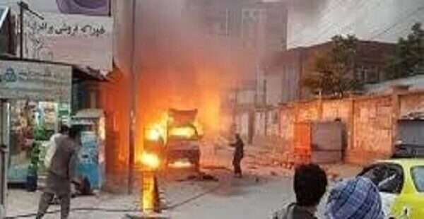 பாகிஸ்தானில் நடந்த ஆர்ப்பாட்டக் கூட்டத்தில் தற்கொலைத் தாக்குதல்