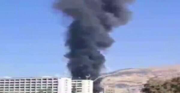 சிரியாவில் பெரும் தாக்குதல் எரியும் கட்டடம்