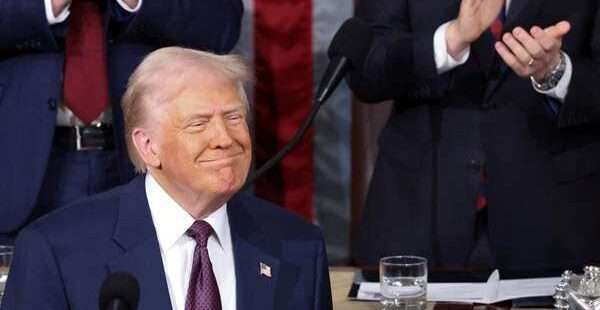 8000 அரசு பணியிடங்களை இரத்து செய்தார் ட்ரம்ப்