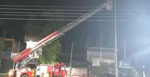 கடற்கரை வீதியில் புதிய மின்விளக்குகள்