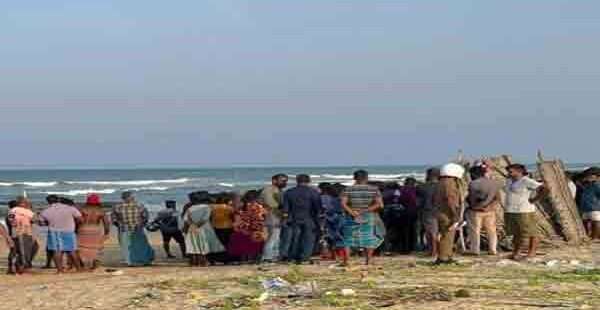 கடலில் குளித்துக்கொண்டிருந்த 15 பெண்களில் இருவர் உயிரிழப்பு