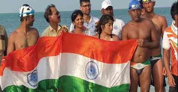 பாக்குநீரிணையை நீந்தி கடந்த கால் இலைல பெண்