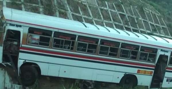 கண்டியிலும் பஸ் விபத்து 20 பேர் காயம்