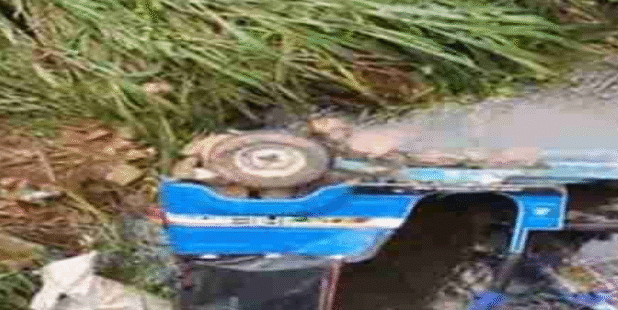 ஆற்றுக்குள் கவிழ்ந்து முச்சக்கரவண்டி