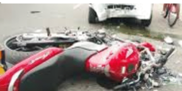 லொறியில் சிக்கிக்கொண்ட மோட்டார் சைக்கிள்