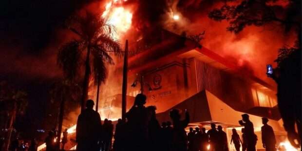 இந்தோனேசியாவில் எரியும் கட்டடங்கள்