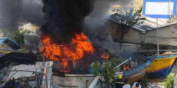 காலி துறைமுகத்தில் எரிந்த படகுகள்